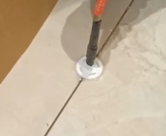 朔城瓷砖空鼓维修公司专业解答瓷砖在铺贴过程中，如果没有涂抹均匀到位的粘结材料（如水泥砂浆或瓷砖胶），可能会导致以下问题